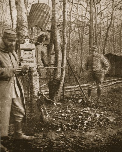 Aan het Franse Lorraine Front: Een Poilus Kamp Brievenbus en buizerd mascottes, illustratie uit The Illustrated War News door English Photographer